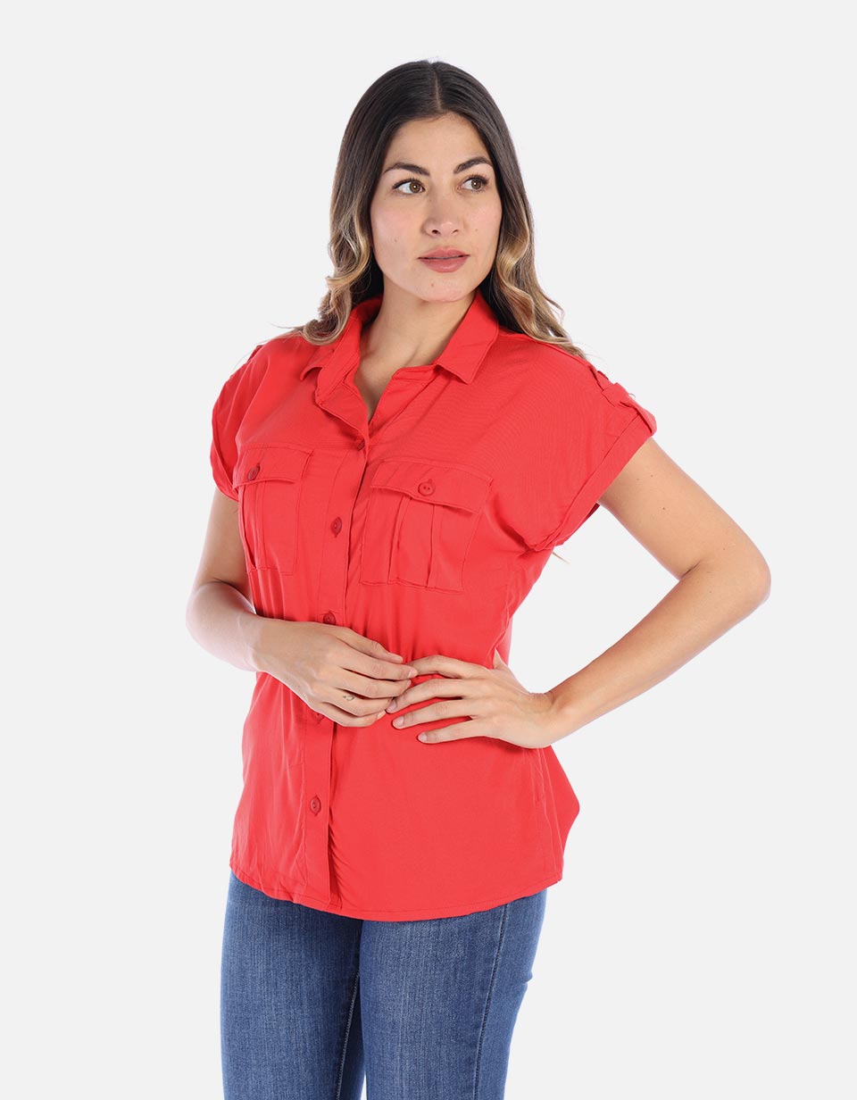 Blusa de botónes y bolsillos frontales