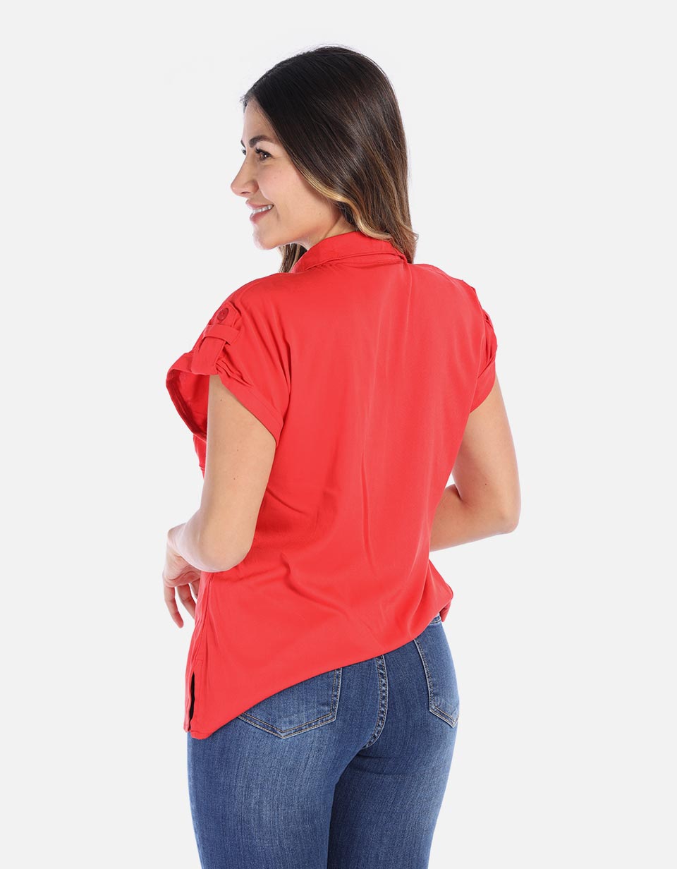 Blusa de botónes y bolsillos frontales