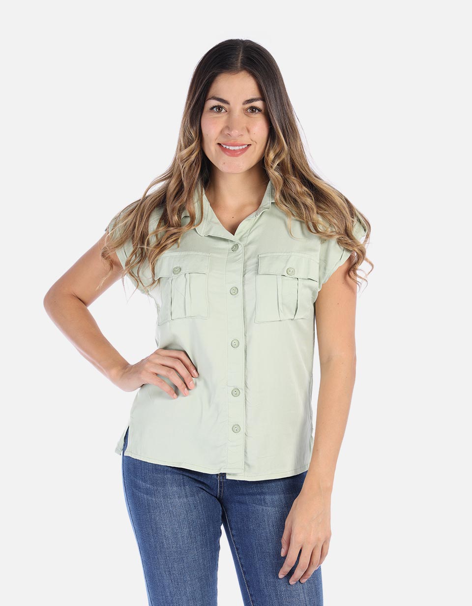 Blusa de botónes y bolsillos frontales