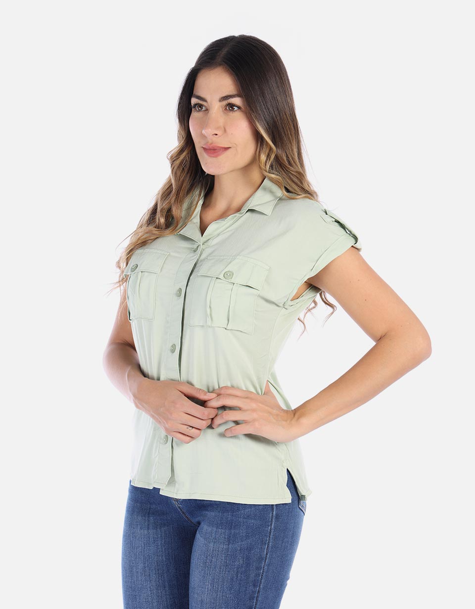 Blusa de botónes y bolsillos frontales