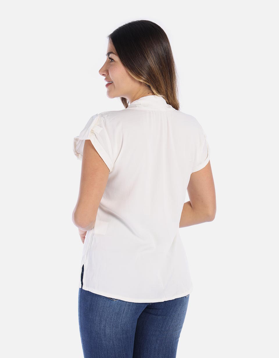 Blusa de botónes y bolsillos frontales